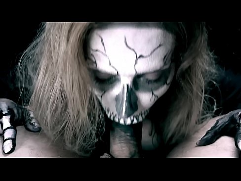 ❤️ Rapariga demoníaca a chupar pilas com a sua boca negra e a engolir esperma. ❤️❌ Porno real vídeo em nós ️❤