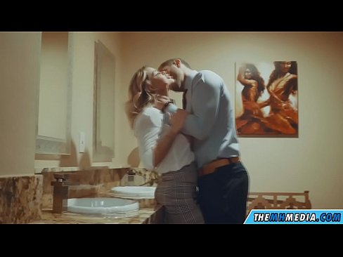 ❤️ Quando uma loira peituda o seduz numa casa de banho pública ❤️❌ Porno real vídeo em nós ️❤